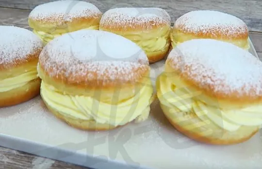 Berliner mit Vanillefüllung