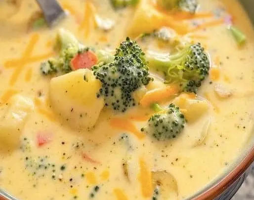 Brokkoli-Kartoffel-Suppe mit Käse