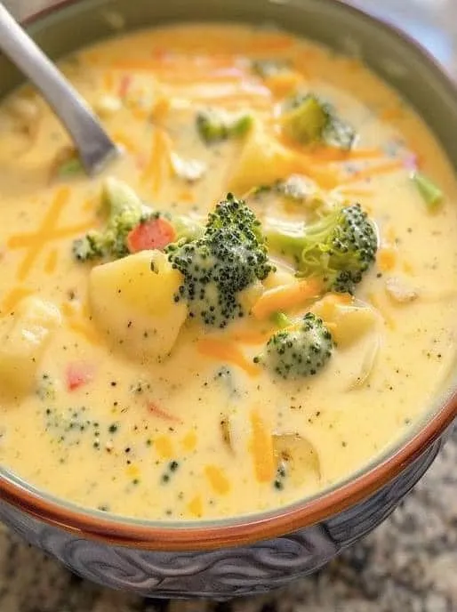 Brokkoli-Kartoffel-Suppe mit Käse