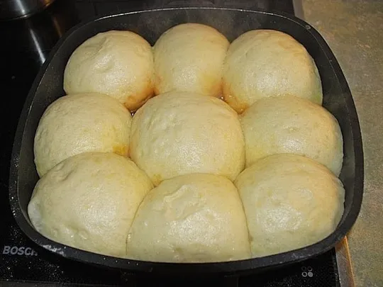 Süße Dampfnudeln mit Salzkruste