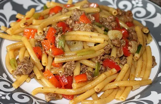 15-Minuten-Pfanne mit Hackfleisch und Gemüse