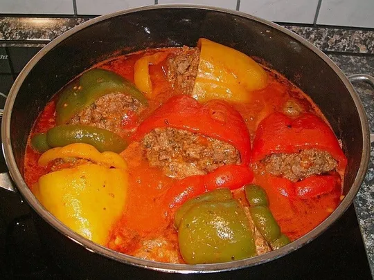 Gefüllte Paprika (klassisch mit Hackfleisch und Reis)
