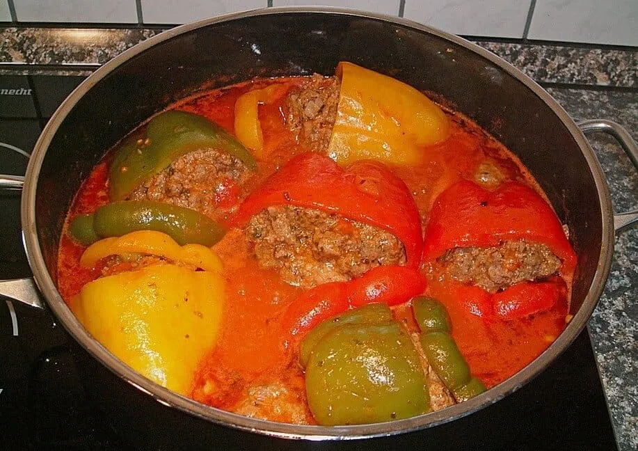 Gefüllte Paprika (klassisch mit Hackfleisch und Reis)