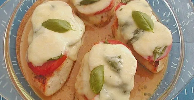 Überbackenes Hähnchen mit Tomate und Mozzarella