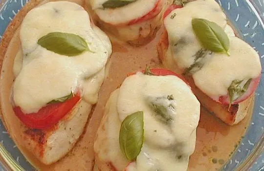 Überbackenes Hähnchen mit Tomate und Mozzarella