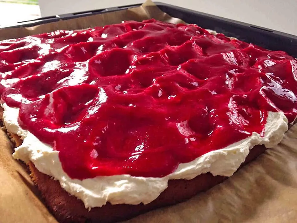 Cremiger Himbeer-Blechkuchen (für 20 Stücke)