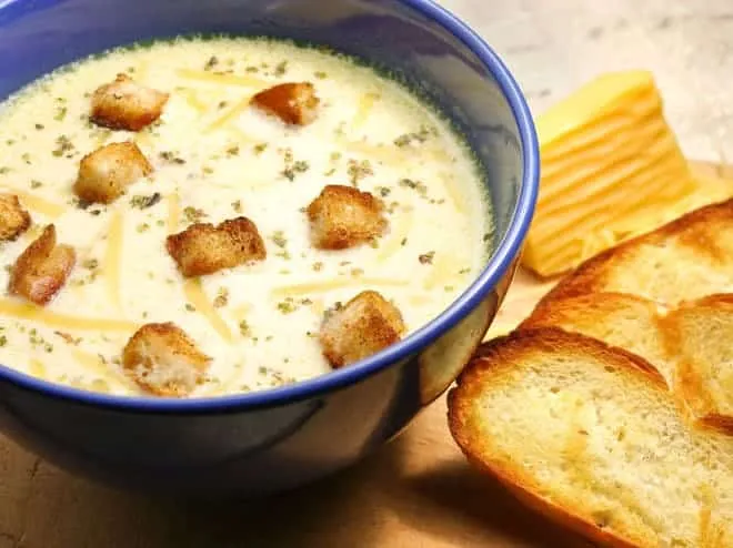 Käsesuppe mit Hackfleisch und Lauch