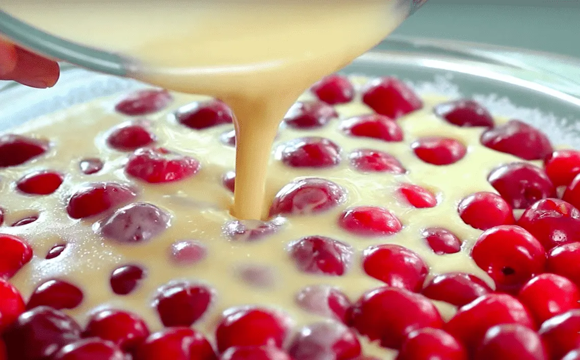 Schneller Kirschkuchen mit gegossenem Teig