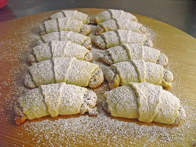 Nusshörnchen aus Sauerrahmteig