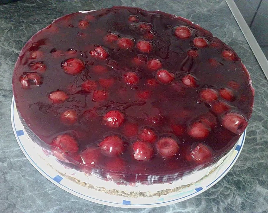 Prinzenrollen-Torte mit Kirschen