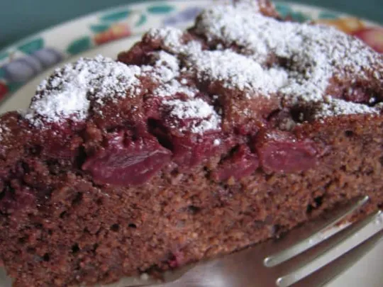 Schoko-Nusskuchen mit Sauerkirschen