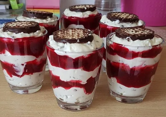 Schokokuss-Dessert (Schichtdessert mit Schokoküssen)