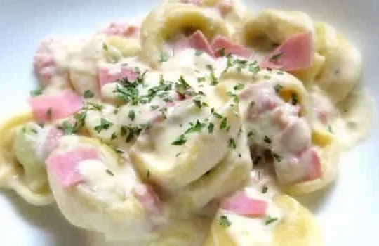 Tortellini in Schinken-Sahne-Sauce