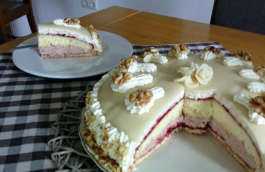 Walnuss-Marzipan-Torte