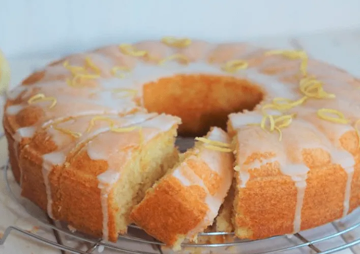 Zitronen-Buttermilch-Kuchen